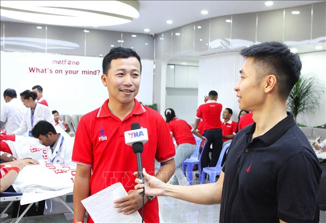 Anh Võ Hoàng Thuận, tình nguyện viên, Phó Giám đốc Trung tâm kỹ thuật Viettel công trình Cambodia (GIS), một đối tác của Công ty Metfone trả lời phỏng vấn phóng viên TTXVN. Ảnh: Hoàng Minh - PV TTXVN tại Campuchia 