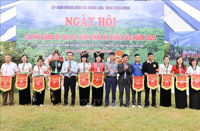 Ban Tổ chức tặng cờ lưu niệm cho các đội tham dự thi hái cà phê tại “Ngày hội Cà phê gắn với Du lịch sinh thái xã Búng Lao, năm 2025”. Ảnh: Phan Quân - TTXVN