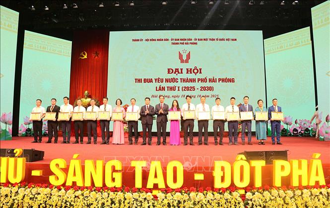 Ông Đỗ Mạnh Hiến, Phó Bí thư Thường trực Thành ủy Hải Phòng và ông Lê Ngọc Châu, Chủ tịch UBND thành phố Hải Phòng trao Bằng khen cho các cá nhân, tập thể. Ảnh: Hoàng Ngọc - TTXVN