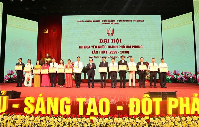 Ông Lê Tiến Châu, Bí thư Thành ủy Hải Phòng trao Bằng khen cho các cá nhân, tập thể có đóng góp vào sự phát triển – xã hội của thành phố. Ảnh: Hoàng Ngọc - TTXVN
