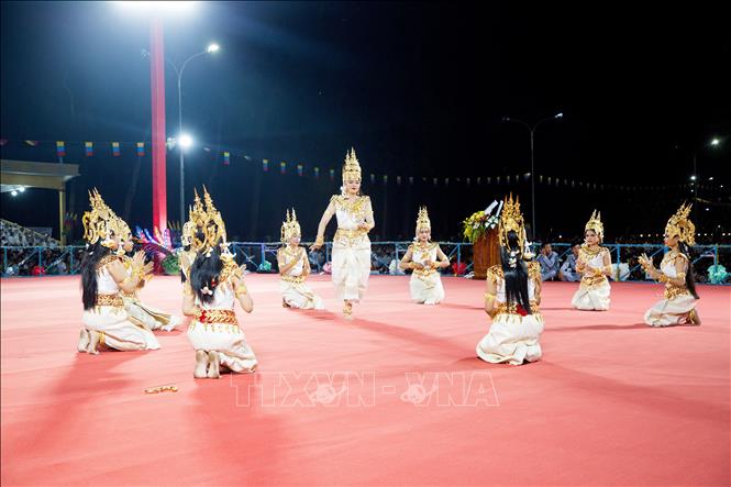 Khmer ethnic girls perform a traditional dance. VNA Photo: Giang Phương 
