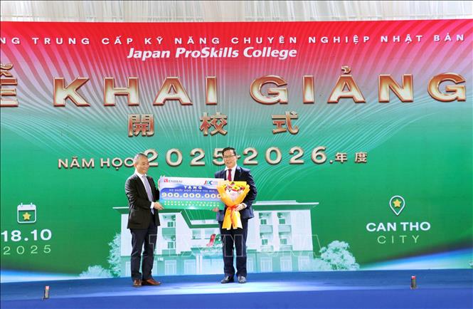 Trường Trung cấp Kỹ năng Chuyên nghiệp Nhật Bản, JPC và Esuhai Group cũng đã trao 345 suất học bổng cho học sinh, sinh viên trị giá trên 2,2 tỷ đồng. Ảnh: Trung Hiếu - TTXVN