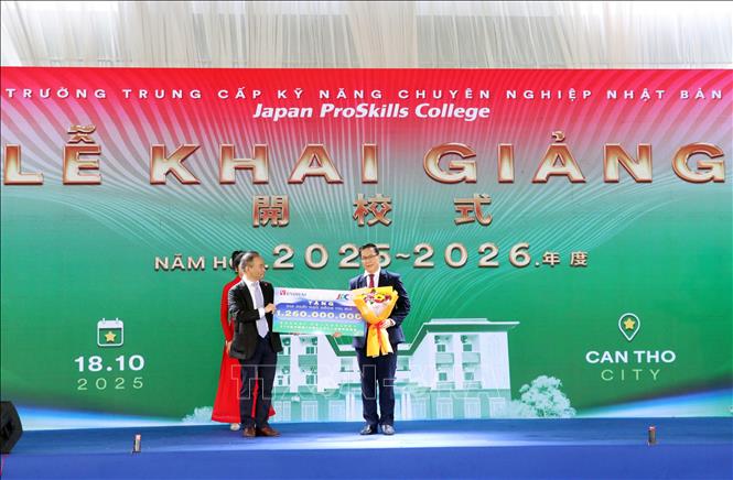 Trường Trung cấp Kỹ năng Chuyên nghiệp Nhật Bản, JPC và Esuhai Group cũng đã trao 345 suất học bổng cho học sinh, sinh viên trị giá trên 2,2 tỷ đồng. Ảnh: Trung Hiếu - TTXVN