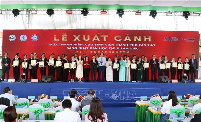 Lễ Xuất cảnh đưa thanh niên, cựu sinh viên thành phố Cần Thơ sang Nhật Bản học tập và làm việc. Ảnh: Trung Hiếu - TTXVN