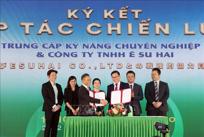 Ký kết hợp tác đào tạo-việc làm giữa trường JPC và Công ty Ê Su Hai. Ảnh: Trung Hiếu - TTXVN