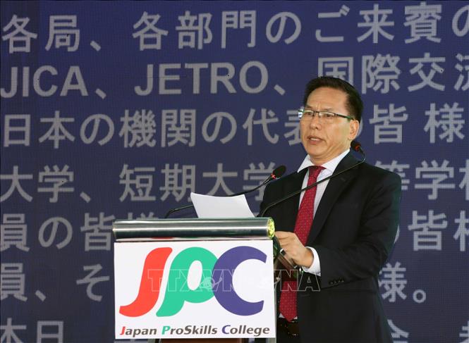 Ông Nguyễn Xuân Lanh, Phó Tổng Giám đốc Esuhai Group, Hiệu trưởng Trung cấp kỹ năng chuyên nghiệp Nhật Bản (JPC) phát biểu tại lễ Khánh thành, khai giảng năm học. Ảnh: Trung Hiếu. TTXVN