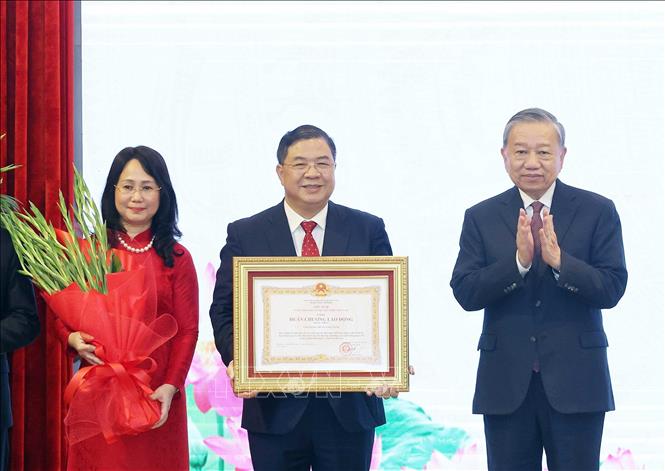 Tổng Bí thư Tô Lâm trao Huân chương Lao động hạng Nhất tặng Văn phòng Trung ương Đảng. Ảnh: Thống Nhất - TTXVN