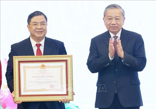 Tổng Bí thư Tô Lâm trao Huân chương Lao động hạng Nhất tặng Văn phòng Trung ương Đảng. Ảnh: Thống Nhất - TTXVN