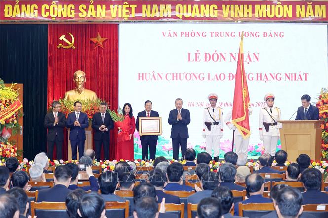 Tổng Bí thư Tô Lâm trao Huân chương Lao động hạng Nhất tặng Văn phòng Trung ương Đảng. Ảnh: Thống Nhất - TTXVN