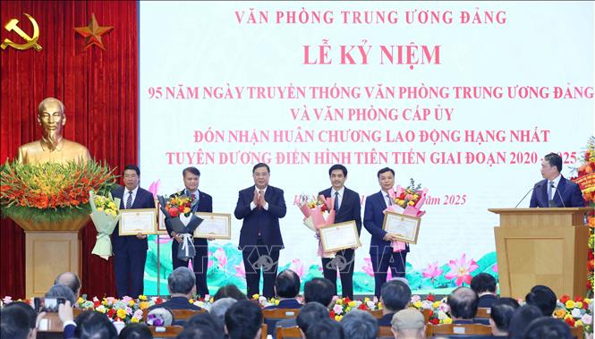 Đồng chí Phạm Gia Túc, Uỷ viên Trung ương Đảng, Chánh Văn phòng Trung ương trao Bằng khen cho các tập thể có thành tích xuất sắc. Ảnh: Phương Hoa - TTXVN