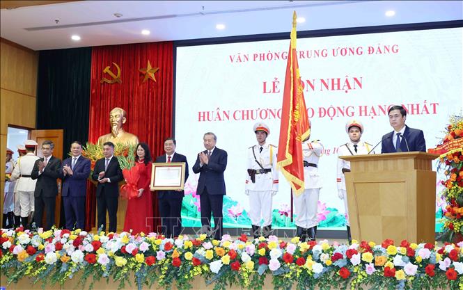 Tổng Bí thư Tô Lâm trao Huân chương Lao động Hạng Nhất cho Văn phòng Trung ương Đảng. Ảnh: Phương Hoa - TTXVN
