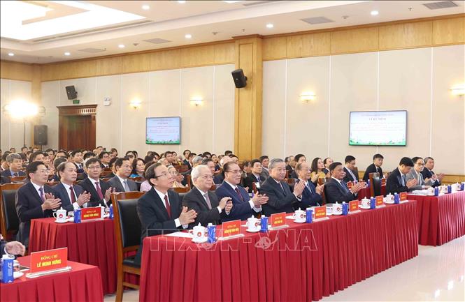 Tổng Bí thư Tô Lâm cùng các đồng chí lãnh đạo, nguyên lãnh đạo Văn phòng Trung ương Đảng dự Lễ kỷ niệm. Ảnh: Phương Hoa - TTXVN