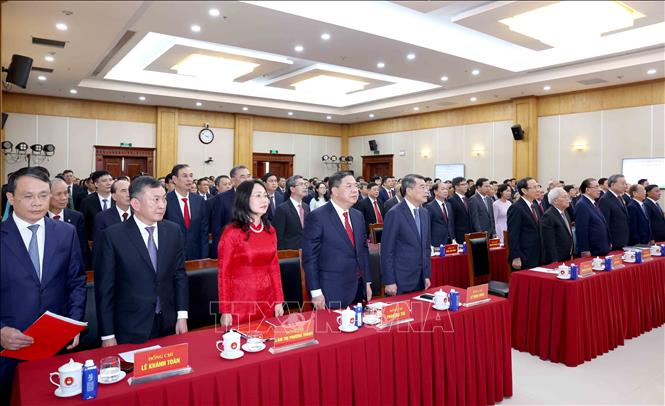Đại biểu thực hiện nghi thức chào cờ. Ảnh: Phương Hoa - TTXVN