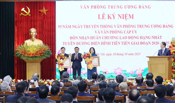 Đồng chí Trần Cẩm Tú, Uỷ viên Bộ Chính trị, Thường trực Ban Bí thư trao Bằng khen của Thủ tướng Chính phủ cho tập thể và cá nhân có thành tích xuất sắc. Ảnh: Phương Hoa - TTXVN