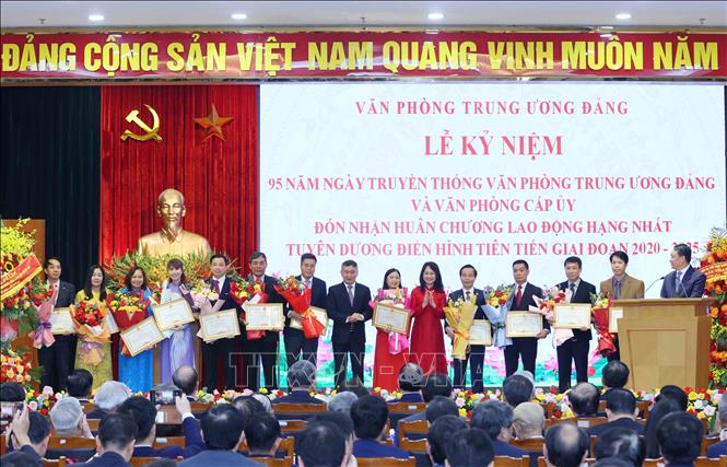 Các tập thể điển hình tiên tiến giai đoạn 2020 - 2025 nhận Bằng khen của Văn phòng Trung ương Đảng. Ảnh: Phương Hoa - TTXVN