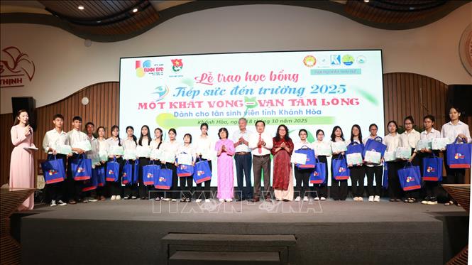 Ban tổ chức trao học bổng cho các tân sinh viên vượt khó năm 2025.Ảnh: Phan Sáu - TTXVN
