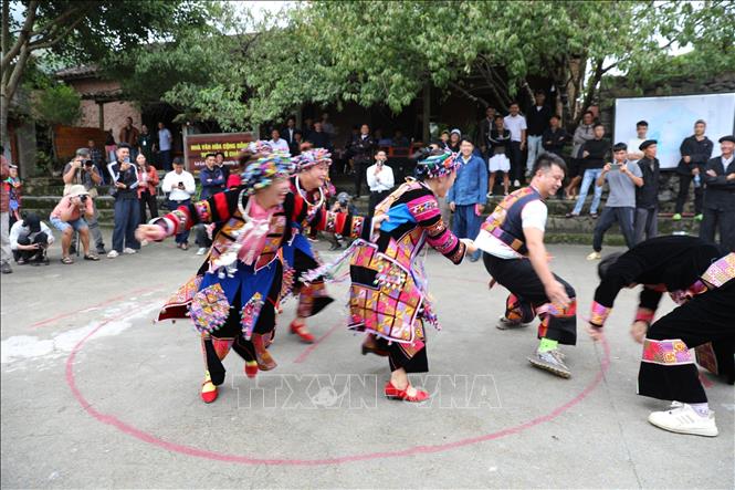  Đồng bào Lô Lô Chải hòa mình trong điệu múa truyền thống, thu hút đông đảo du khách đến thưởng thức và trải nghiệm. Ảnh: Minh Tâm-TTXVN