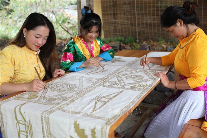 Phụ nữ Lô Lô tỉ mỉ thêu thổ cẩm, gìn giữ tinh hoa nghề truyền thống, tạo sản phẩm phục vụ du lịch cộng đồng. Ảnh: Minh Tâm-TTXVN