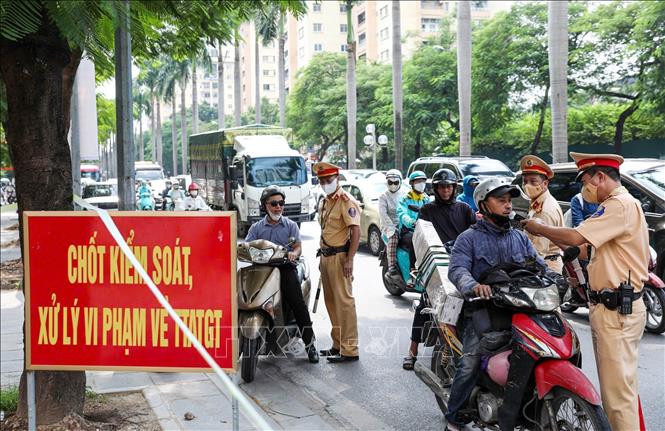 Tổ công tác thuộc đội CSGT số 6 kiểm tra nồng độ cồn với người tham gia giao thông tại tuyến đường Lê Đức Thọ. Ảnh: Phạm Kiên - TTXVN