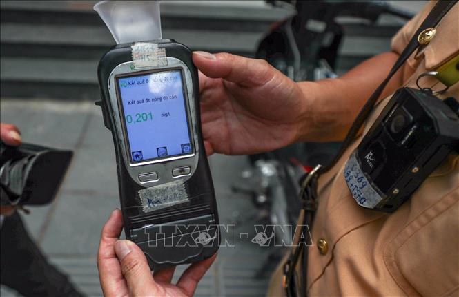 Tổ công tác thuộc đội CSGT số 6 phát hiện một trường hợp vi phạm nồng độ cồn khi tham gia giao thông với mức 0,201 mg/L khí thở. Ảnh: Phạm Kiên - TTXVN