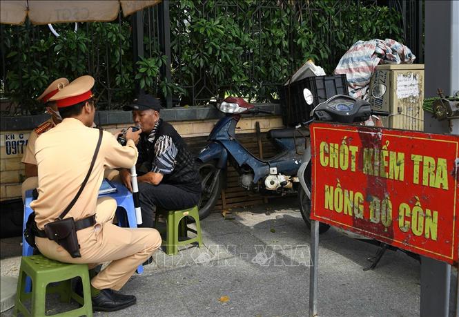 Chỉ trong ít phút lập tổ công tác tại tuyến phố Đội Cấn - Liễu Giai, đã có rất nhiều trường hợp vi phạm nồng độ cồn đã bị lực lượng CSGT phát hiện và xử lý. Ảnh: Phạm Kiên - TTXVN