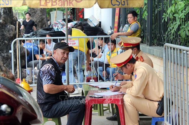 Chỉ trong ít phút lập tổ công tác tại tuyến phố Đội Cấn - Liễu Giai, đã có rất nhiều trường hợp vi phạm nồng độ cồn đã bị lực lượng CSGT phát hiện và xử lý. Ảnh: Phạm Kiên - TTXVN