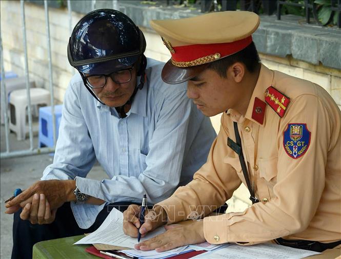 Một trường hợp vi phạm nồng độ cồn khi tham gia giao thông đã bị tổ công tác thuộc đội CSGT số 2 phát hiện và lập biên bản xử lý theo pháp luật. Ảnh: Phạm Kiên - TTXVN