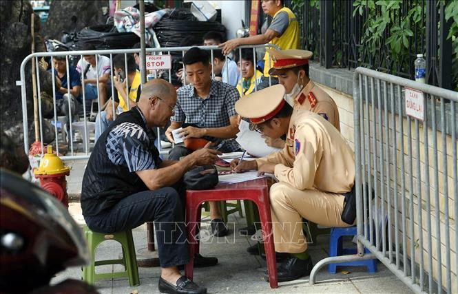 Một trường hợp vi phạm nồng độ cồn khi tham gia giao thông đã bị tổ công tác thuộc đội CSGT số 2 phát hiện và lập biên bản xử lý theo pháp luật. Ảnh: Phạm Kiên - TTXVN