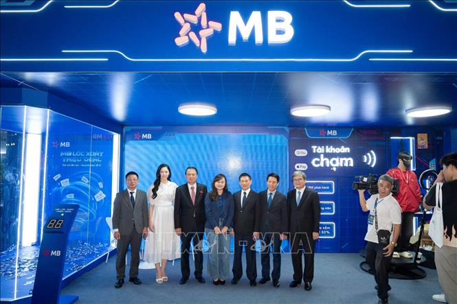 Phó thủ tướng Chính phủ Hồ Đức Phớc tham quan gian hàng của các ngân hàng tại Sóng Festival 