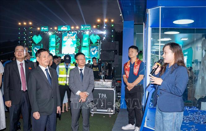 Phó thủ tướng Chính phủ Hồ Đức Phớc  tham quan gian hàng của các ngân hàng tại Sóng Festival 