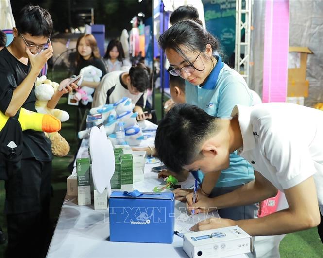 Sự kiện là dịp để khách hàng, những người trẻ có những trải nghiệm mới, hình thành thói quen thanh toán thông minh, an toàn và hiệu quả. Ảnh: Khánh Hoà - TTXVN