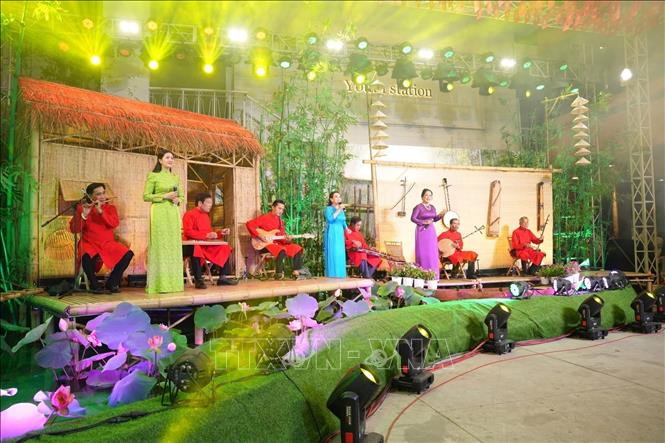 Biểu diễn đờn ca tài tử tại chương trình. Ảnh: Thu Hương - TTXVN