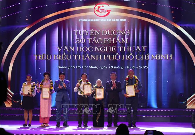 Ban Tổ chức tuyên dương các tác phẩm văn học, nghệ thuật tiêu biểu của Thành phố Hồ Chí Minh ở các lĩnh vực. Ảnh: Thu Hương - TTXVN