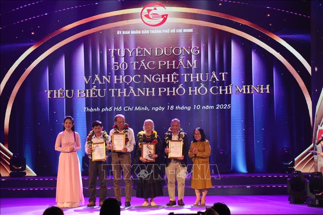 Ban Tổ chức tuyên dương các tác phẩm văn học, nghệ thuật tiêu biểu của Thành phố Hồ Chí Minh ở các lĩnh vực. Ảnh: Thu Hương - TTXVN