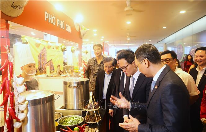 Đại biểu và người dân tham quan, thưởng thức Phở tại Lễ hội. Ảnh: Tất Đạt - PV TTXVN tại Singapore