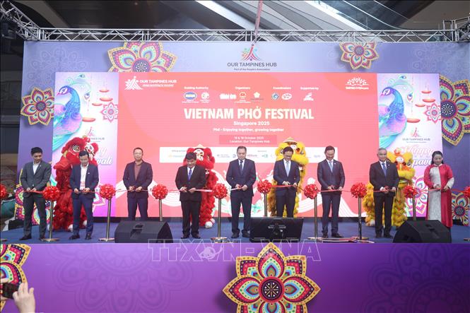 Đại sứ Việt Nam tại Singapore Trần Phước Anh cùng các đại biểu cắt băng bắt đầu Lễ hội Phở tại Singapore. Ảnh: Tất Đạt - PV TTXVN tại Singapore