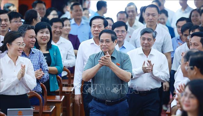 Thủ tướng Phạm Minh Chính tiếp xúc cử tri là đại diện lãnh đạo các xã, phường trên địa bàn thành phố Cần Thơ. Ảnh: Dương Giang-TTXVN
