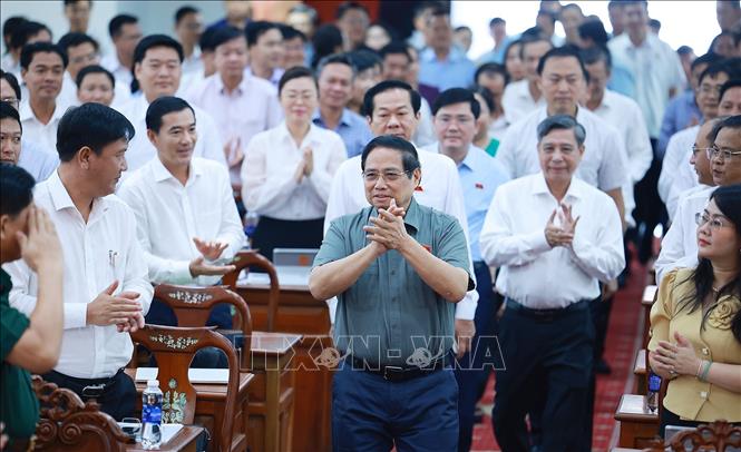 Thủ tướng Phạm Minh Chính tiếp xúc cử tri là đại diện lãnh đạo các xã, phường trên địa bàn thành phố Cần Thơ. Ảnh: Dương Giang-TTXVN
