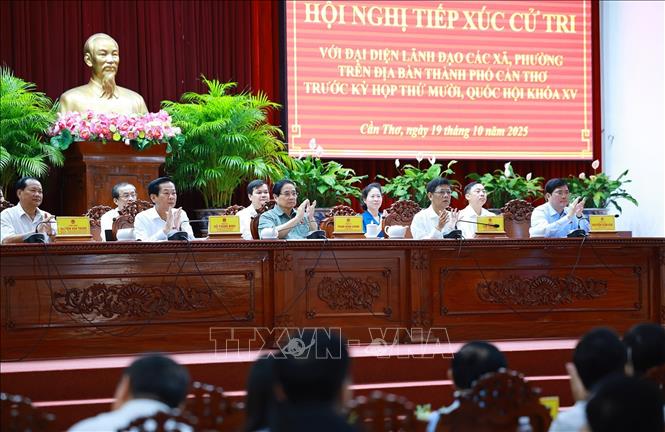 Thủ tướng Phạm Minh Chính và Đoàn đại biểu Quốc hội thành phố Cần Thơ tiếp xúc cử tri trước Kỳ họp thứ 10, Quốc hội khóa XV. Ảnh: Dương Giang-TTXVN