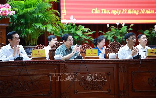 Thủ tướng Phạm Minh Chính và Đoàn đại biểu Quốc hội thành phố Cần Thơ tiếp xúc cử tri trước Kỳ họp thứ 10, Quốc hội khóa XV. Ảnh: Dương Giang-TTXVN