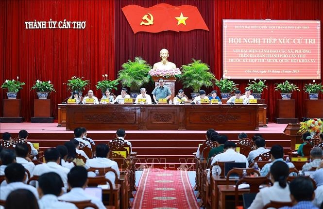 Thủ tướng Phạm Minh Chính tiếp xúc cử tri thành phố Cần Thơ trước Kỳ họp thứ 10, Quốc hội khóa XV. Ảnh: Dương Giang-TTXVN
