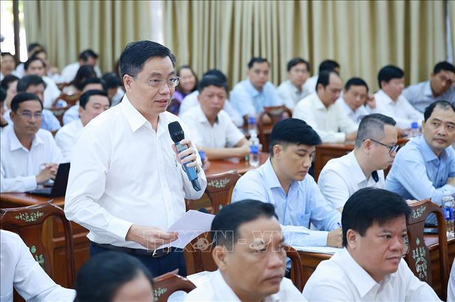 Cử tri Bùi Văn Kiệt, Chủ tịch UBND phường Cái Khế phát biểu. Ảnh: Dương Giang-TTXVN 
