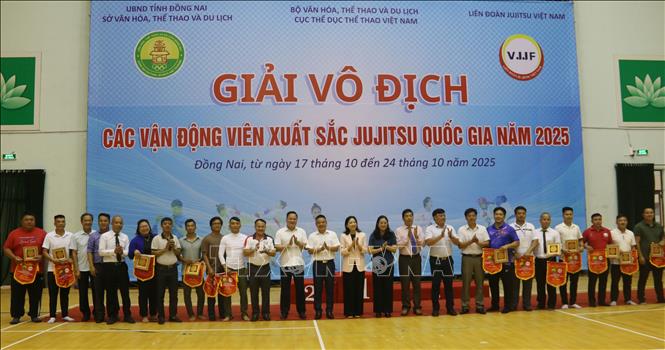 Ban Tổ chức trao cờ cho các đội tham gia thi đấu tại Giải vô địch các vận động viên xuất sắc Jujitsu quốc gia năm 2025. Ảnh: Lê Xuân-TTXVN
