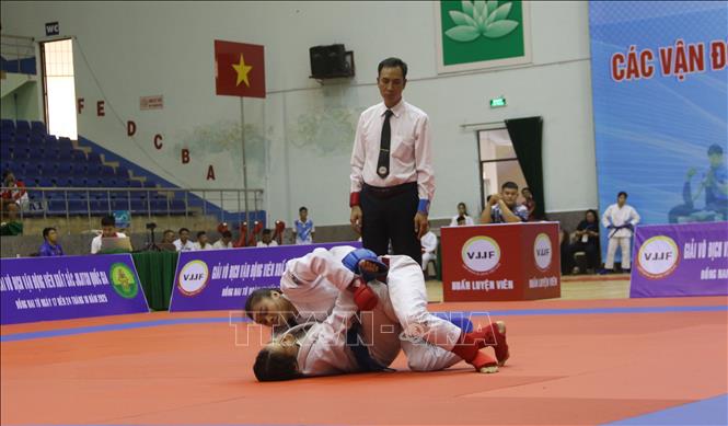 Một vận động viên ở thế chủ động áp sát đối thủ. Ảnh: Lê Xuân-TTXVN