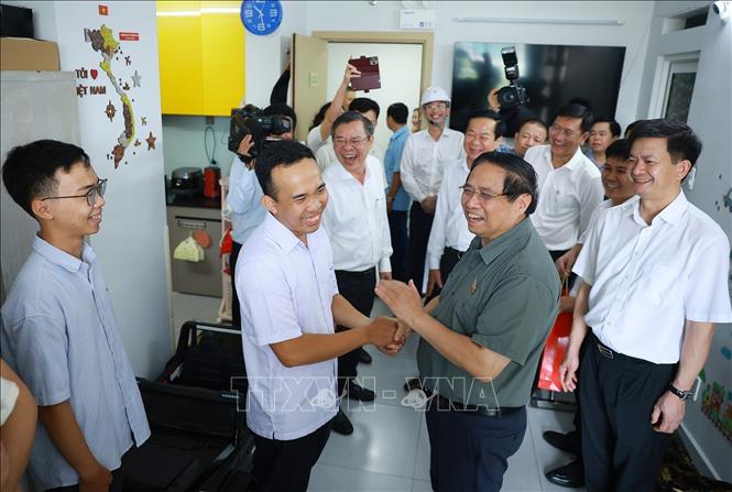 Thủ tướng Phạm Minh Chính thăm hộ dân sinh sống tại Khu nhà ở xã hội của thành phố Cần Thơ. Ảnh: Dương Giang-TTXVN 
