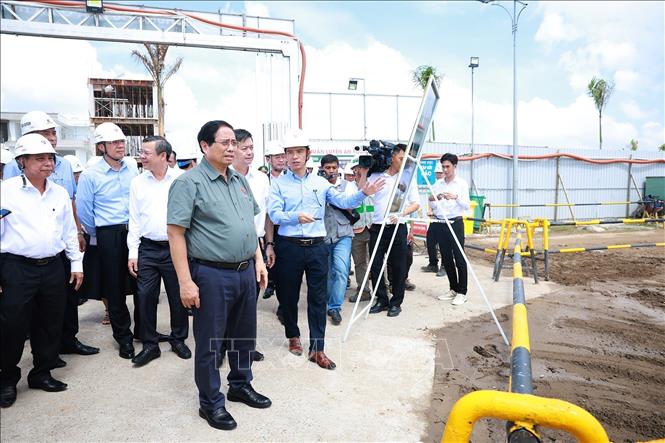 Thủ tướng Phạm Minh Chính thăm công trường thi công dự án Khu nhà ở xã hội của thành phố Cần Thơ. Ảnh: Dương Giang-TTXVN 
