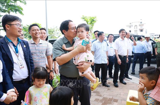 Thủ tướng Phạm Minh Chính thăm người dân sinh sống tại Khu nhà ở xã hội của thành phố Cần Thơ. Ảnh: Dương Giang-TTXVN 
