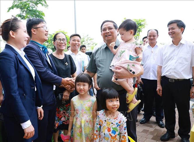 Thủ tướng Phạm Minh Chính thăm người dân sinh sống tại Khu nhà ở xã hội của thành phố Cần Thơ. Ảnh: Dương Giang-TTXVN 
