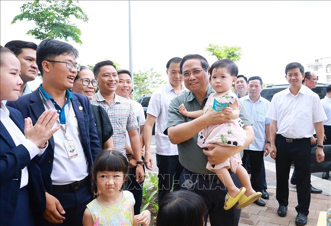 Thủ tướng Phạm Minh Chính thăm người dân sinh sống tại Khu nhà ở xã hội của thành phố Cần Thơ. Ảnh: Dương Giang-TTXVN 

