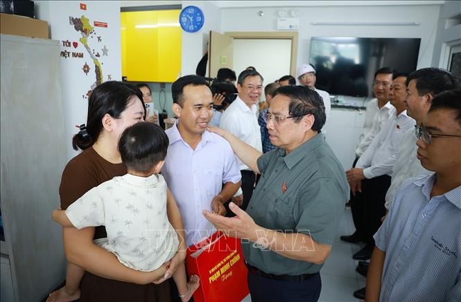 Thủ tướng Phạm Minh Chính thăm hộ dân sinh sống tại Khu nhà ở xã hội của thành phố Cần Thơ. Ảnh: Dương Giang-TTXVN 
